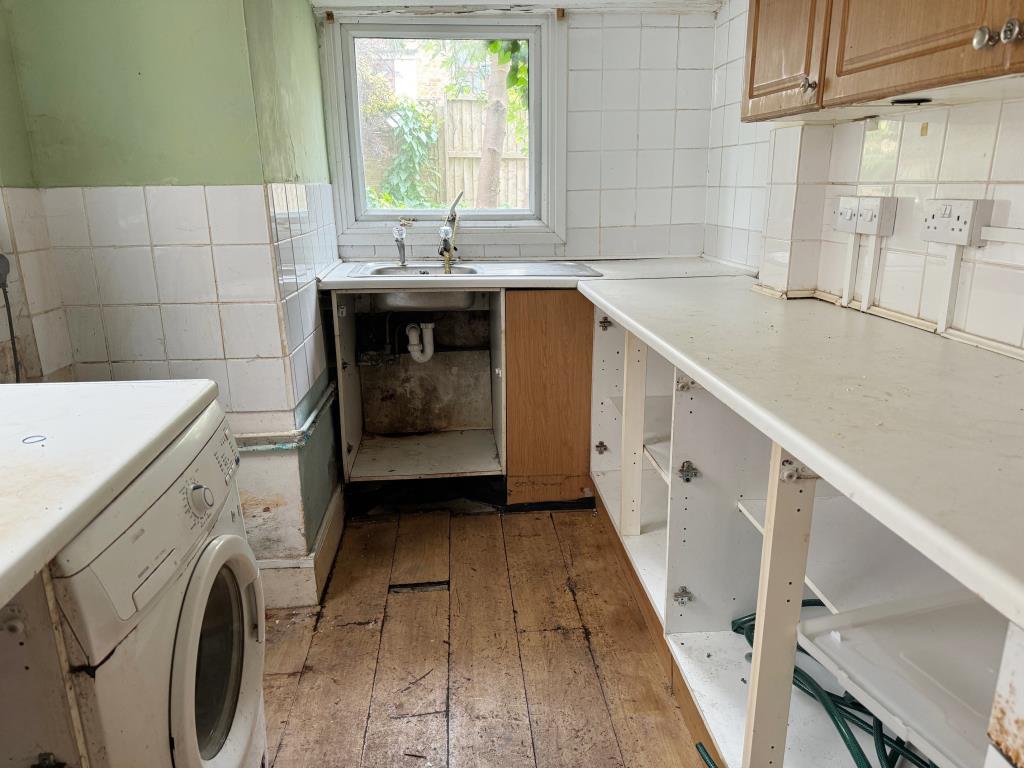 Lot: 5 - BAY FRONTED TERRACE HOUSE FOR IMPROVEMENT - Kitchen